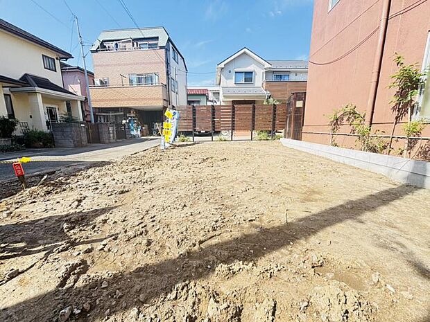 車通りの少ない道路で小さなお子様も安心。家と同じくらい周辺環境は大切なもの。図面だけでは分からない現地の雰囲気もご確認くださいませ。