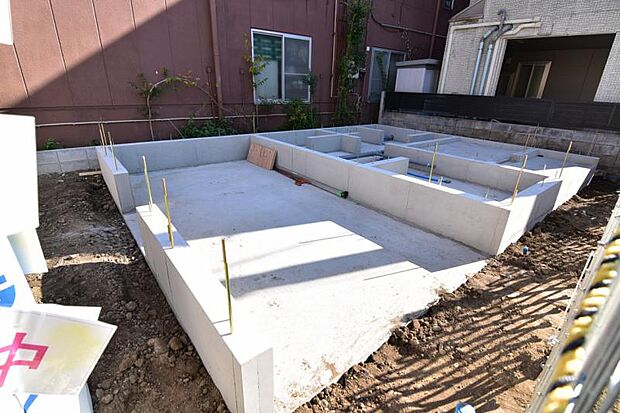 近くにはお買い物に便利なコンビニやスーパーがそろっていて、生活しやすい環境になっています。