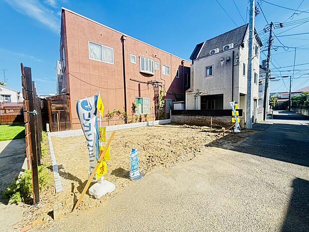 近くにはお買い物に便利なコンビニやスーパーがそろっていて、生活しやすい環境になっています。