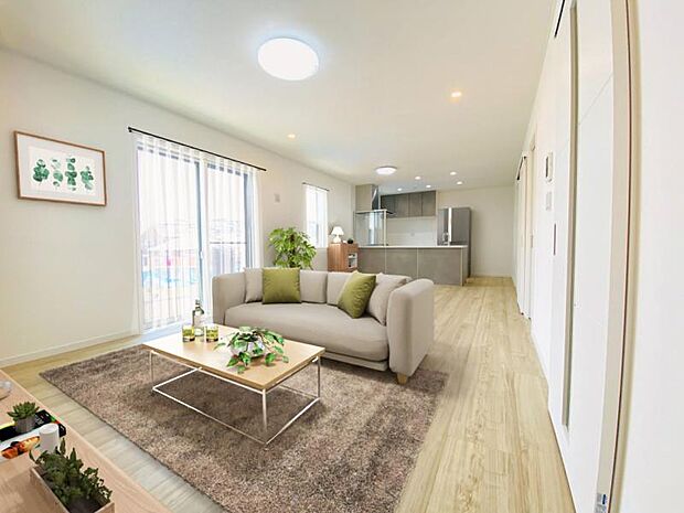 リビング(配置してある家具はCGによるイメージです)光と風があふれる開放的なリビングダイニングには自然と家族みんなが集まってきます。明るく穏やかな空気の中で幸せを感じさせてくれる場所です。