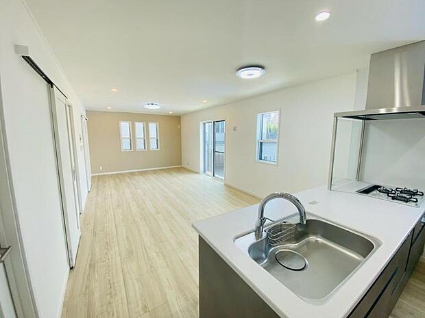 ソファーやダイニングテーブルを置いてもゆとりのある広々リビングです。ご家族みなさんで寛げる空間をぜひ現地で体感してみてください。