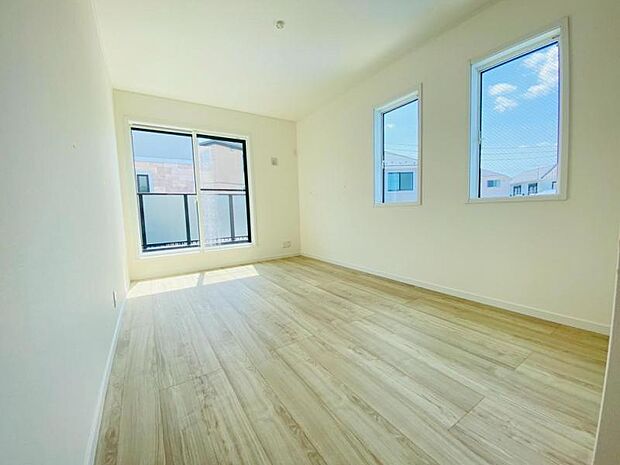 窓からたっぷりと陽光が注がれる明るい空間。家族の成長に対応できる永住仕様の間取り。一日の疲れをいやしてくれる主寝室。時を忘れて過ごす場所として過ごせるお部屋。