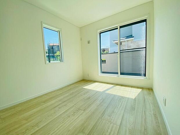 窓からたっぷりと陽光が注がれる、明るく快適なプライベート空間となっております。