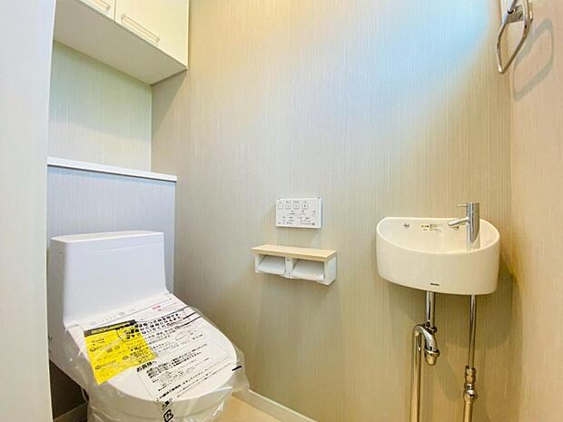 換気と明るさに配慮した、清潔感のあふれるトイレです。落ち着いた空間で安らぎのひとときをお過ごしいただけます。 