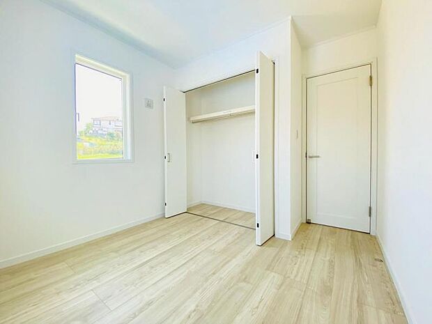 クローゼットには棚やハンガーパイプが備えられているので、大切なお洋服にしわを付けずにそのまましまうことが出来ます。思い出と一緒に大切に保管しましょう。