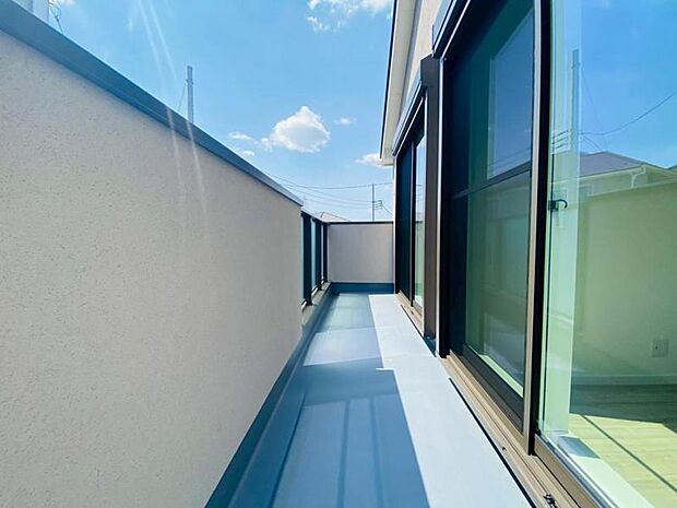 陽光、風通しのよいワイドバルコニー。お洗濯物も乾かしやすいですね。