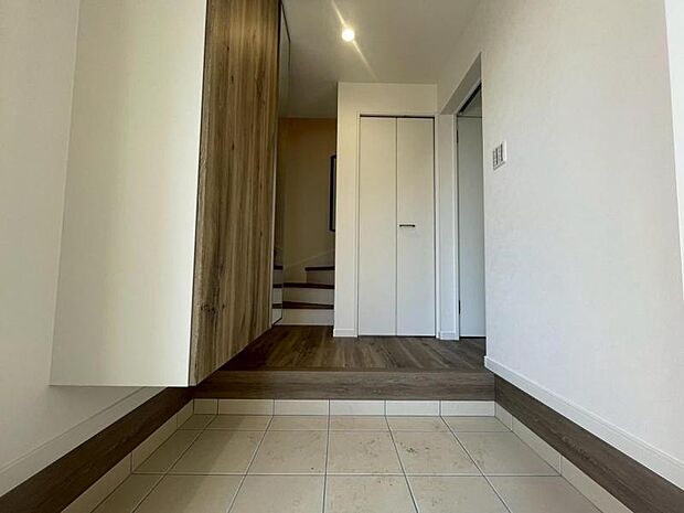 一日の始まりと終わりはこちらの玄関から。今後ご家族の「行ってきます」「ただいま」が行き交う空間となるでしょう。 
