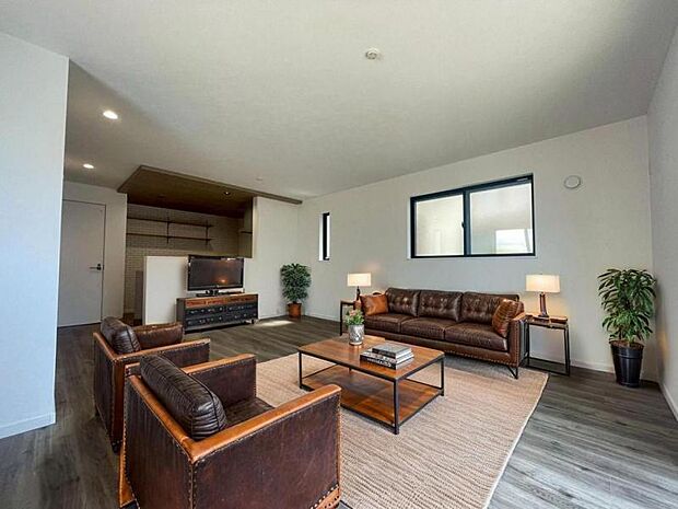 リビング(家具はCGによるイメージです)広々としたリビングは家族が集まる貴重なスペース。三面採光の明るいリビングでご家族の楽しい一時を演出してくれます。カウンターキッチンで奥様の目が届きやすい配置です