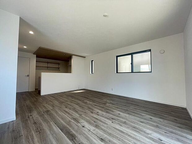 大きなソファを置いてゆったりとご生活頂けるリビング。家族が集まる場所だからこそゆったりとした空間を実現しています。 話に夢中になりすぎて、ついつい時間を忘れてしまう。そんな束の間の幸せを感じさせてく