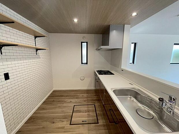 広々としたキッチンスペース。食洗機と浄水器が付き、収納力のあるキッチンは料理が捗ります。カップボートや冷蔵庫を置いても十分なスペースができます。