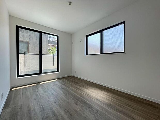 窓からたっぷりと陽光が注がれる明るい空間。家族の成長に対応できる永住仕様の間取り。一日の疲れをいやしてくれる主寝室。時を忘れて過ごす場所として過ごせるお部屋。