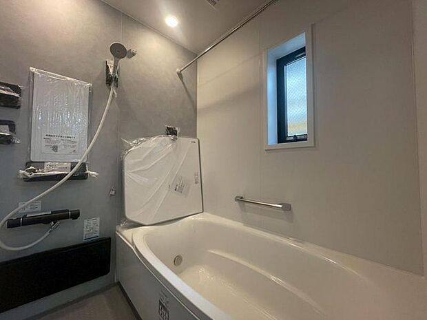 美しいツヤとなめらかな肌ざわり。水や汚れをはじき汚れにくくお掃除ラクラクの浴槽です。浴槽へもまたぎやすいよう配慮されています。また、シャワーヘッドの位置が変えられるので使い勝手がとても良いです。