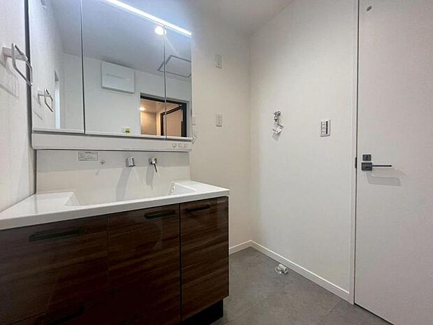 三面鏡の付いた洗面化粧台は、鏡面裏側にも機能的な収納を配置。普段使いの洗面小物やスキンケア用品などが衛生的に保管できます。