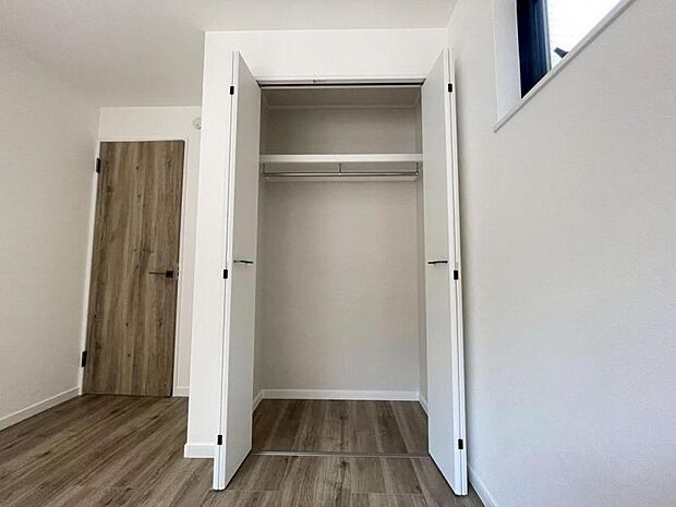 クローゼットには棚やハンガーパイプが備えられているので、大切なお洋服にしわを付けずにそのまましまうことが出来ます。