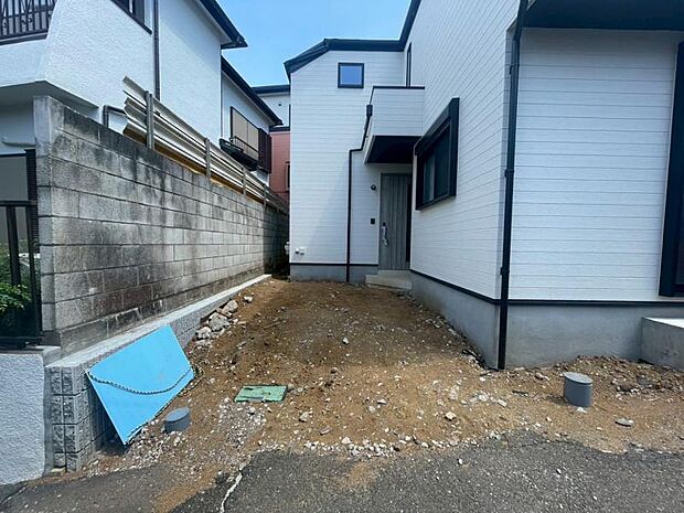 敷地内に設けられた駐車スペース。 