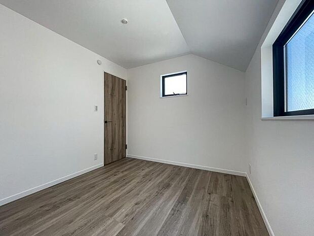 家族個々の安らぎの空間。誰もが好みで飾れるシンプルな室内に仕上げてあります。