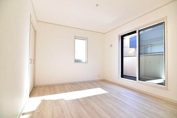 窓からたっぷりと陽光が注がれる、明るく快適なプライベート空間となっております。 