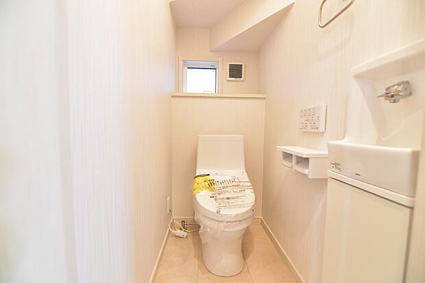 白を基調としたトイレは清潔感あるプライベート空間を演出します。 