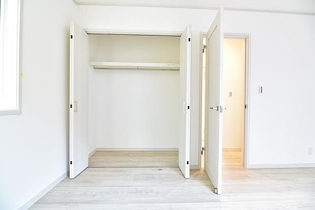 クローゼットには棚やハンガーパイプが備えられているので、大切なお洋服にしわを付けずにそのまましまうことが出来ます。思い出と一緒に大切に保管しましょう。 