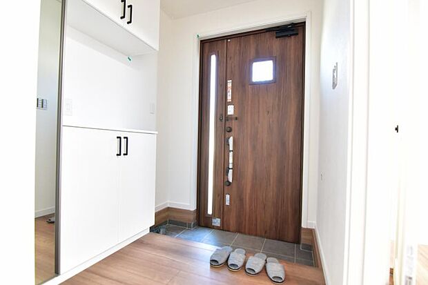 上質感漂う玄関と廊下。居住者の帰り・訪れる方を優しく迎える、安らぎに満ちた生活空間を予感させます。