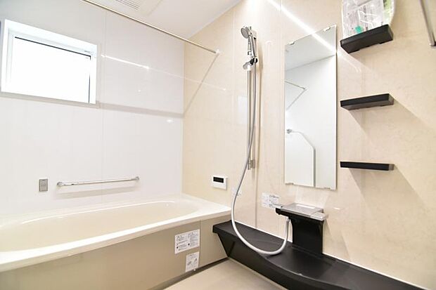 高級感を演出する内装の浴室は、心休まるくつろぎのスペースにも癒しのスペースにもなる空間です。