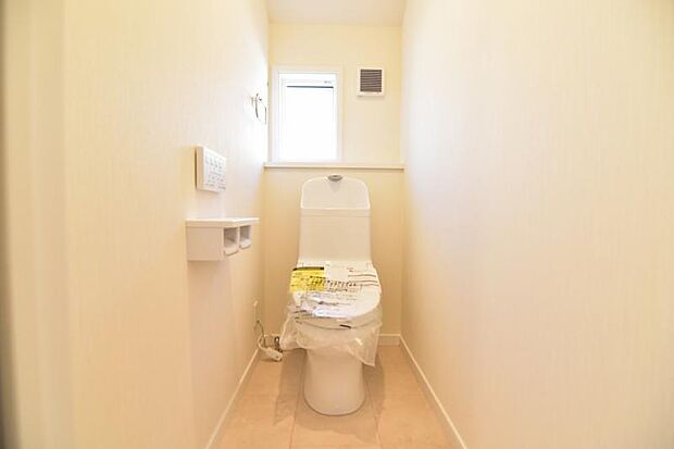 白を基調としたトイレは清潔感あるプライベート空間を演出します。