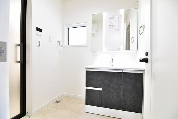 三面鏡の付いた洗面化粧台は、鏡面裏側にも機能的な収納を配置。普段使いの洗面小物やスキンケア用品などが衛生的に保管できます。