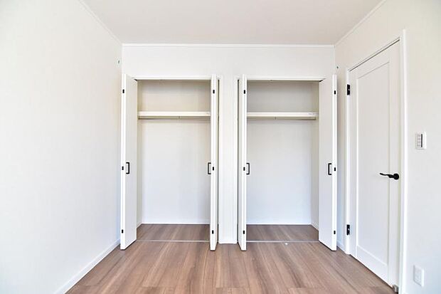 部屋に備えられたクローゼット。普段使わないものなども収納可能ですので、居室を広く使うことが出来ます。