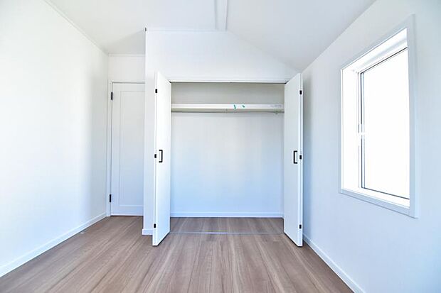 大きなクローゼット。お子様のオモチャはもちろん、パパのスーツやママのバッグまでたっぷり収納できそうですね。
