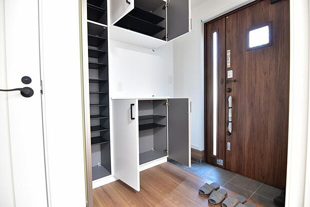 シューズボックスにはご家族みんなの靴をたっぷりの収納できます。