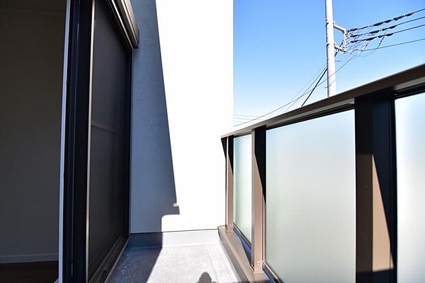 陽の光に照らされるバルコニーを爽やかな涼風が吹き抜けていきます。心を落ち着かせ開放してくれる眺望が今日も家族を包み込みます。