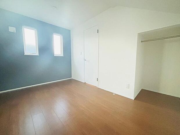 お子様が勉強など出来る自分のお部屋のご用意もございます。二段ベッドや大型のタンスなどの配置も可能です。