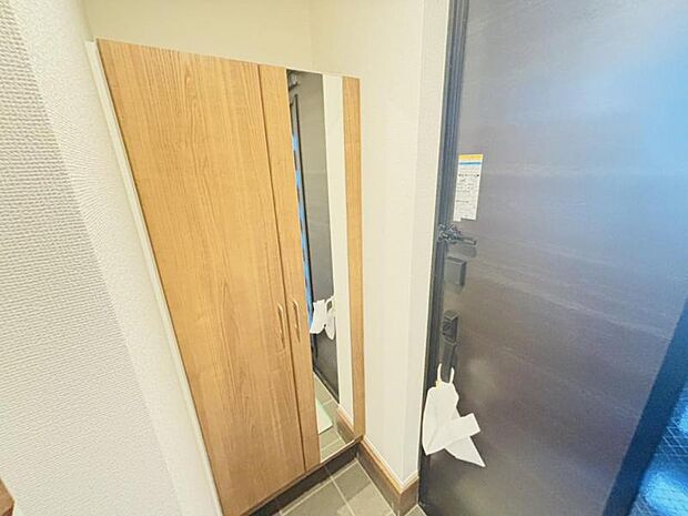 背の高い大型のシューズボックスには靴やブーツなどがたくさん収納可能。