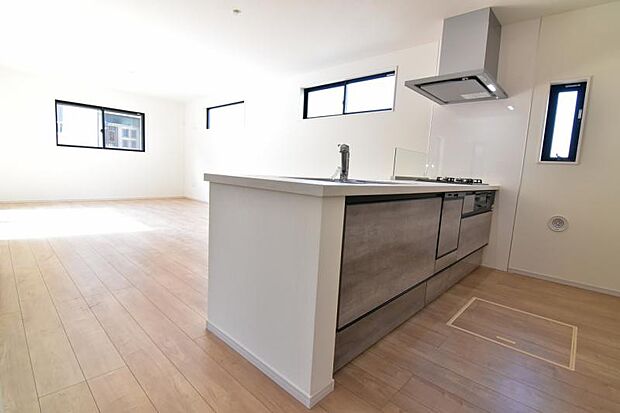 広々としたキッチンスペース。食洗機と浄水器が付き収納力のあるキッチンは料理が捗ります。