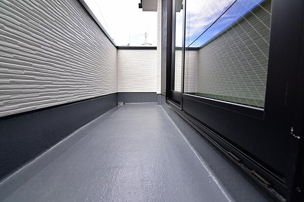 陽の光に照らされるバルコニーを、爽やかな涼風が吹き抜けていきます。