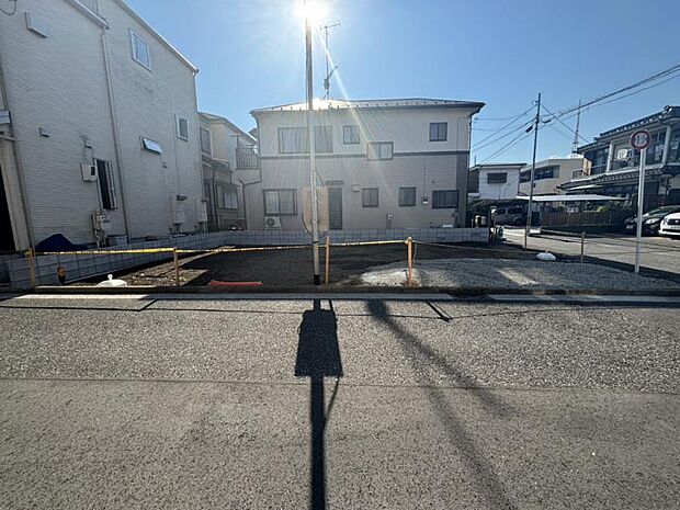 住宅地に位置する本邸宅は車通りもなくお子様にも安心です。是非、この開放感を味わってみてください。