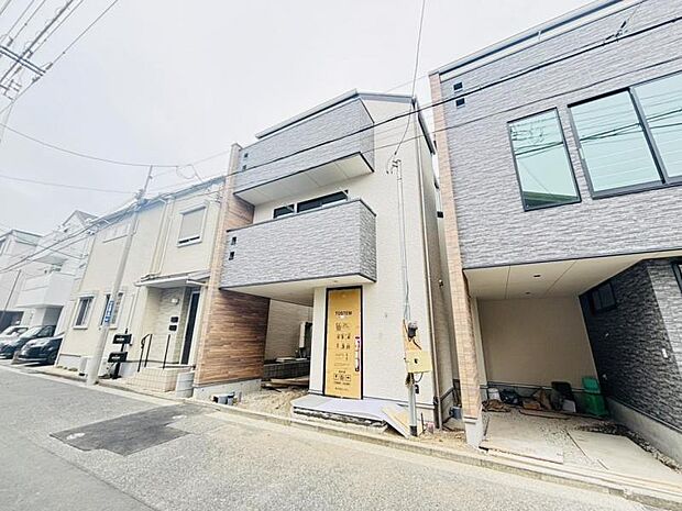 住宅地に位置する本邸宅は車通りもなくお子様にも安心です。是非、この開放感を味わってみてください。