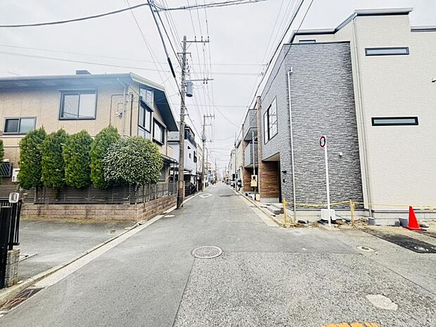 前面道路です。毎日のお車の出し入れもストレスなく行えます。