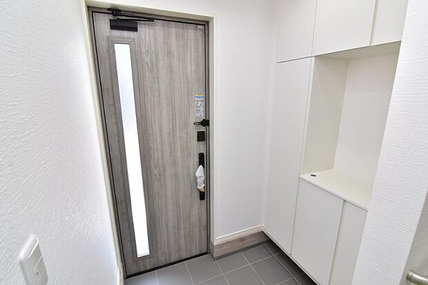 広々とした玄関で大切なお客様をお出迎え。明るく気持ちの良い玄関は気持ちが盛り上がります。