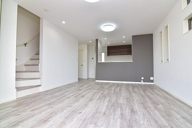 お気に入りのソファで一日ゆったりとくつろぐ時間を最優先にする。寝る前のひととき、柔らかな光の下で画集を開きながら静かなときを過ごしたい。そんな自分スタイルをかなえられる空間です。