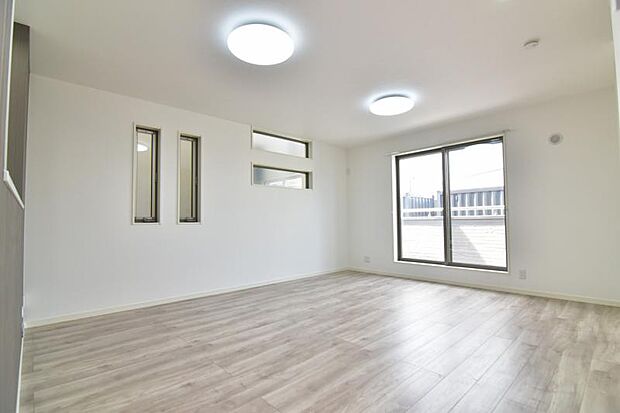 光と風があふれる開放的なリビングダイニングには自然と家族みんなが集まってきます。明るく穏やかな空気の中で幸せを感じさせてくれる場所です。