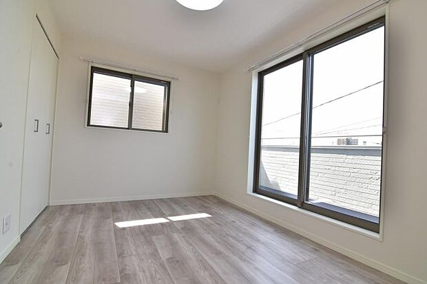 窓からたっぷりと陽光が注がれる、明るく快適なプライベート空間となっております。