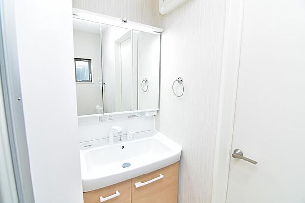 清潔感のあるワイドな洗面台は収納力もあり、いつでもすっきりとした洗面室に。