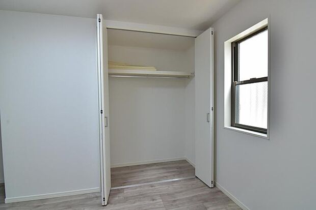 部屋に備えられたクローゼット。普段使わないものなども収納可能ですので、居室を広く使うことが出来ます。