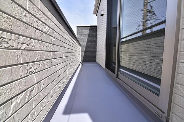 青い空が映えるホワイトカラーのバルコニーを南と西に設置。時間により干す場所を変え、洗濯物を効率良く乾かせます。ふと外を見た時に気持ちを高揚させてくれる開放感も魅力的です。