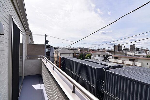 この街ならではの美しい風景と、ここから紡がれる物語が始まります。