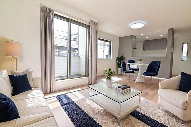 リビング（配置してある家具はCGによるイメージです）光と風があふれる開放的なリビングダイニングには自然と家族みんなが集まってきます。明るく穏やかな空気の中で幸せを感じさせてくれる場所です。