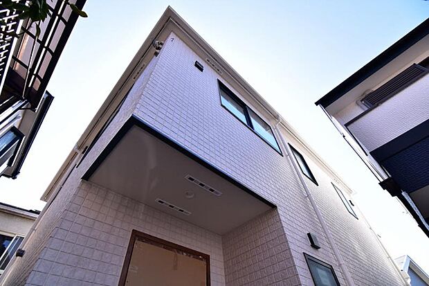 都会的なデザインながらも主張しすぎず、ひっそりと溶け込む家。なによりも天気の良い空、緑と好相性。そのスマートな佇まいについ足を止めてしまいそうになります。