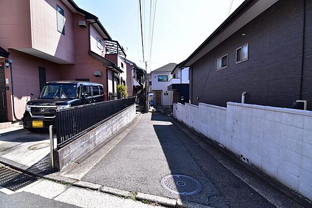 駅から歩くこと20分で辿りつくことが出来る我が家。ゆとりの前面道路と敷地に加え、室内からこぼれる光が美しい外からの眺め。毎日の帰宅時に微笑みと安らぎを与えてくれます。