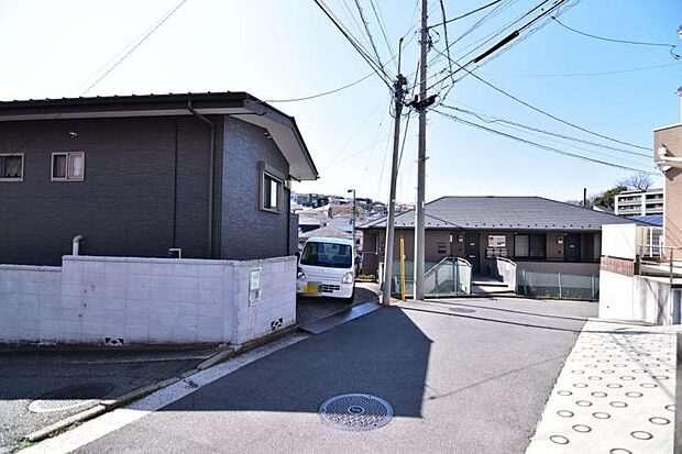 前面道路は車通りの少ない道です。小さなお子様も安心してお過ごしいただけます。